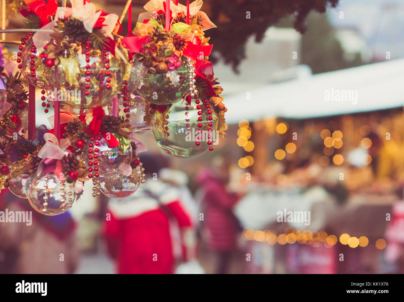 Weihnachtsdekoration gegen Leuchten verschwommenen Hintergrund. Fokus auf decoradet Weihnachtskugeln Stockfoto