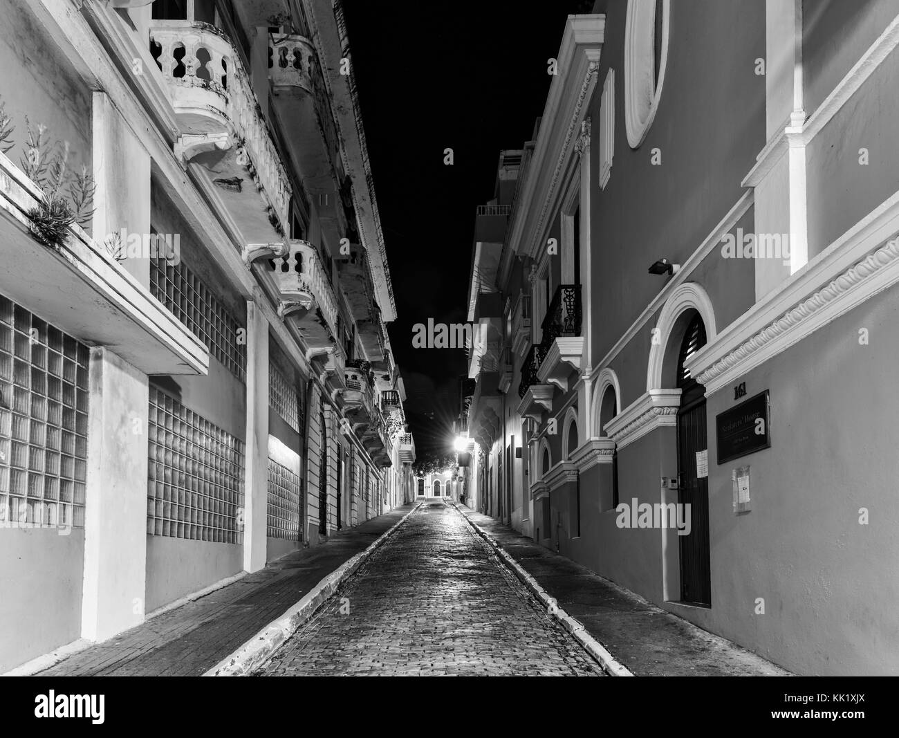 Stadt Straße in der Altstadt von San Juan, Puerto Rico in der Nacht. Stockfoto