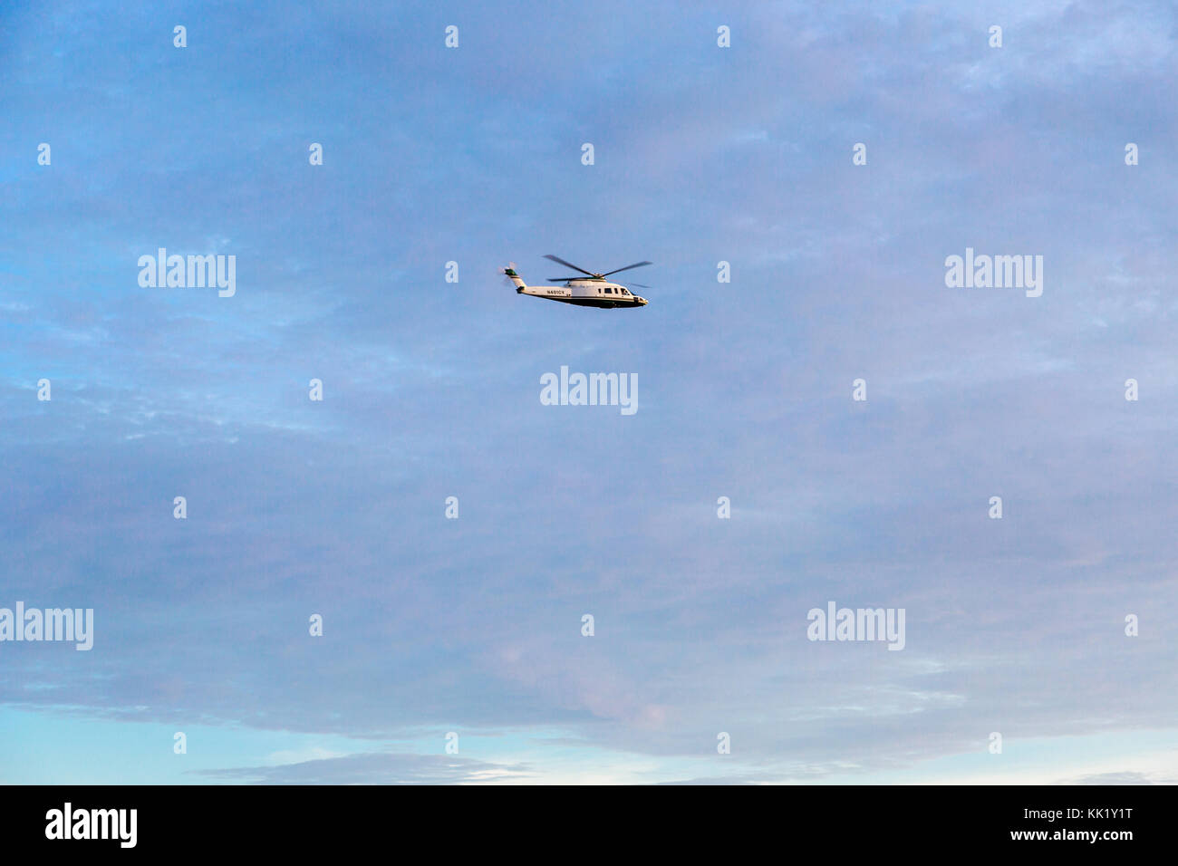 Hubschrauber in einem schönen blauen Himmel über dem Strand in Southampton fliegen, NY Stockfoto