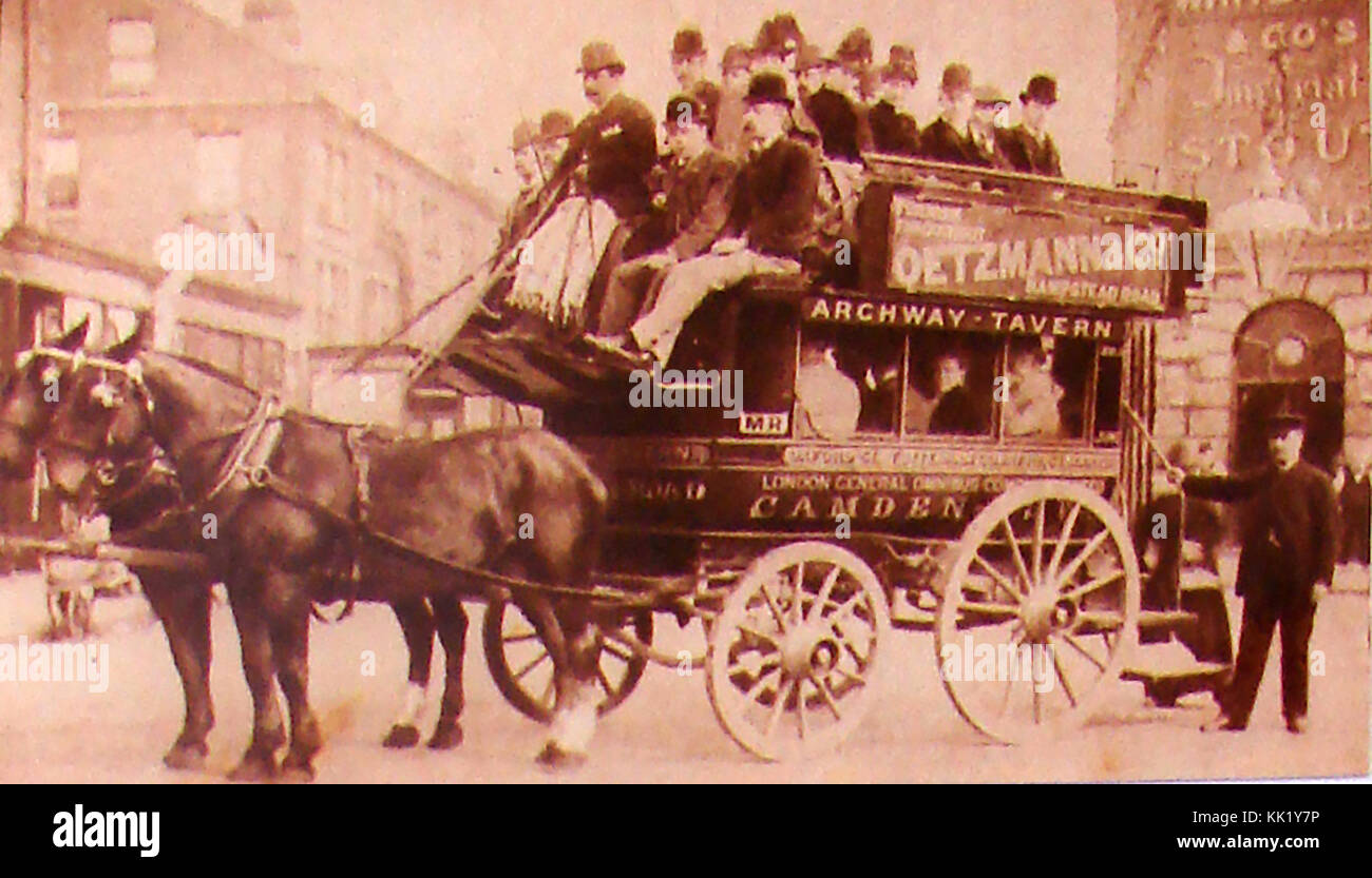 Circa 1895 - Eine Englische (London) horse-drawn" Knifeboard Bus', so wegen der langen oberen Rücken an Rücken sitzen, die von vorne nach hinten gestreckt genannt Stockfoto