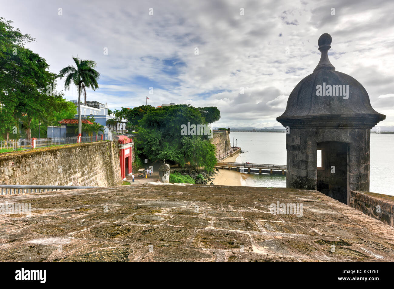 Die Altstadt von San Juan, Puerto Rico Küste am Paseo de la Princesa von der Plaza de la rogativa. Stockfoto