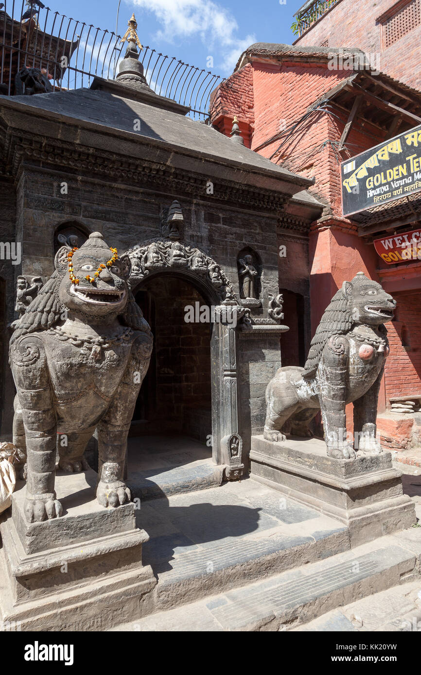 Lion Statuen vor dem Eingang des goldenen Tempels (Kwa Bahal) am Durbar Square. Patan, Kathmandu, Nepal. Stockfoto