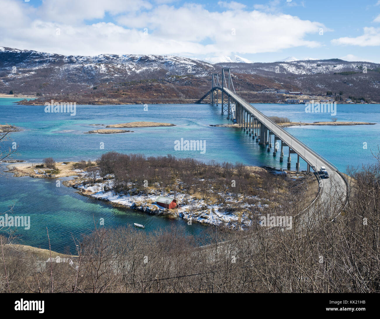 Brücke und das Bootshaus auf den Lofoten, Norwegen. Stockfoto