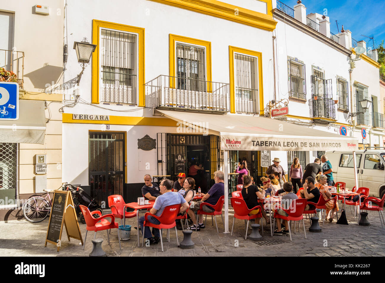 Die Außenseite des Taberna León de San Marcos, Plaza San Marcos, Sevilla, Andalusien, Spaniens Stockfoto