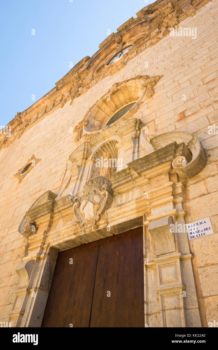 Blick auf die Fassade der Basilika von Lluc in Mallorca, Spanien. Stockfoto