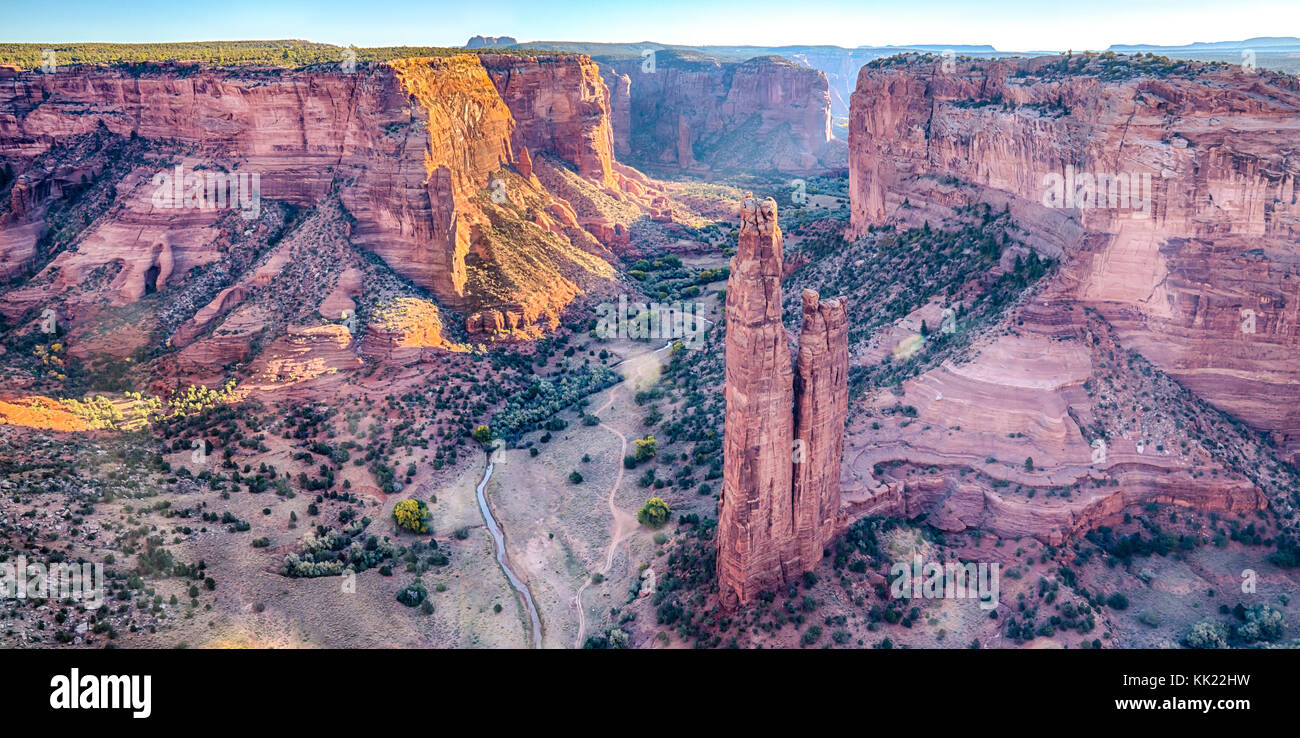 Canyon de Chelly (ausgesprochen's Canyon de Heu") National Monument liegt im Norden von Arizona in das Land der Navajo Nation entfernt. spider Rock ist Stockfoto