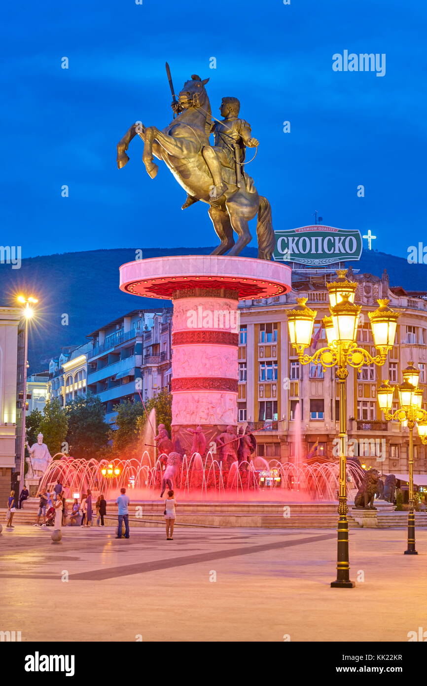 Bunte Brunnen Und Alexander Der Grosse Statue Am Abend Mazedonien Skopje Republik Mazedonien Stockfotografie Alamy