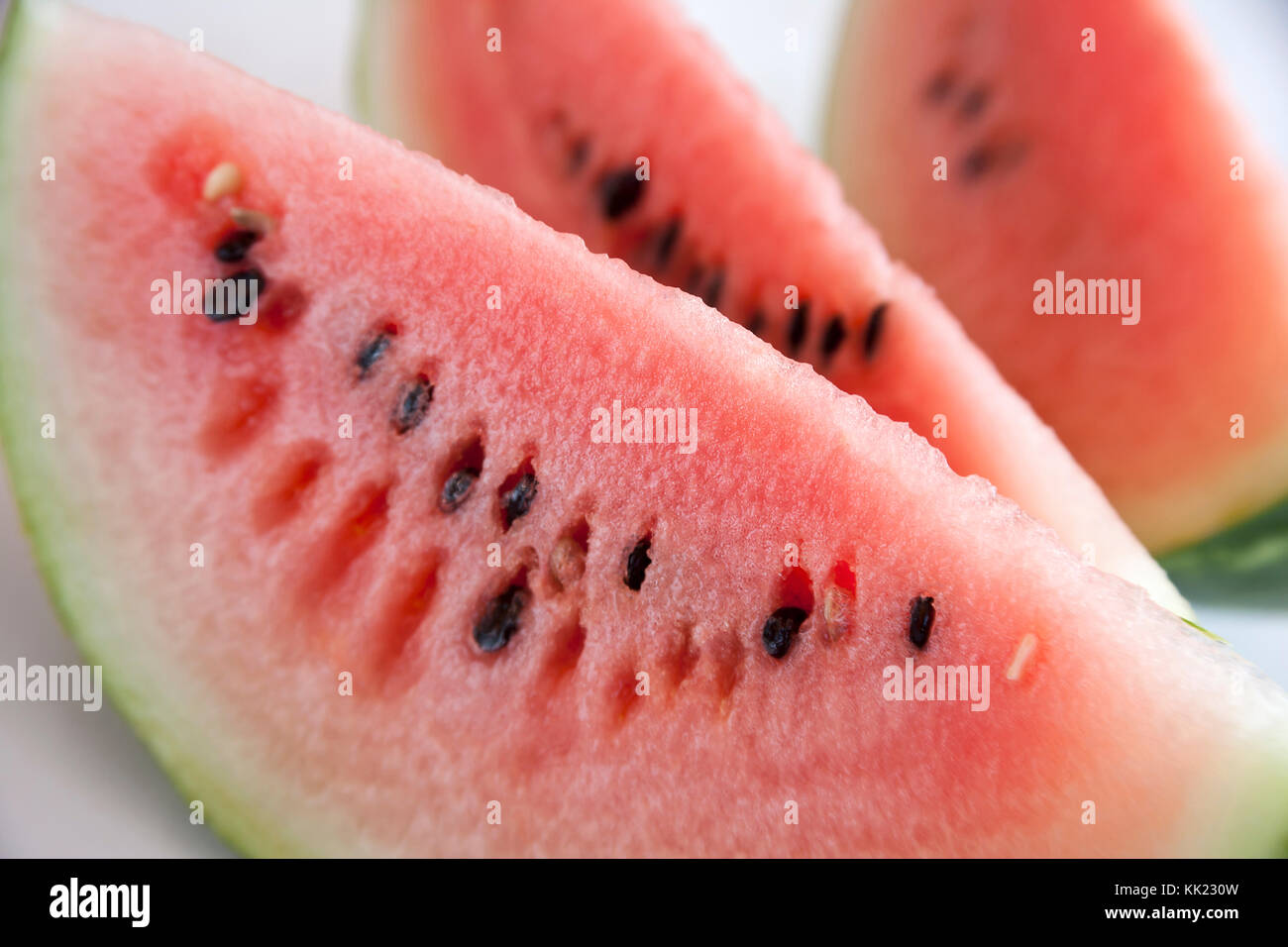 Drei Wassermelone Scheiben, Nahaufnahme, auf Tisch Stockfoto