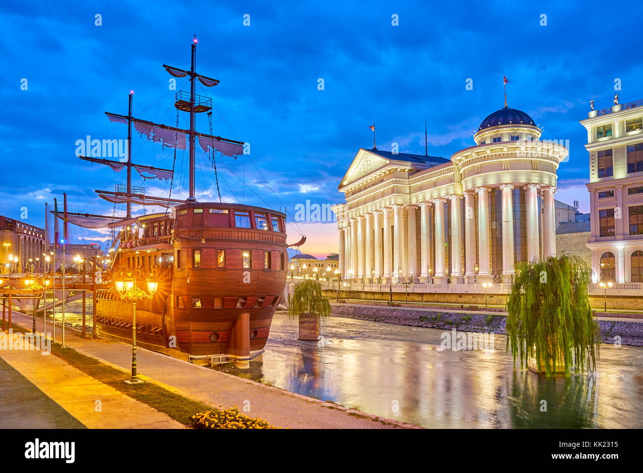 Galleon Restaurant und das Archäologische Museum am Abend, Skopje, Mazedonien Stockfoto