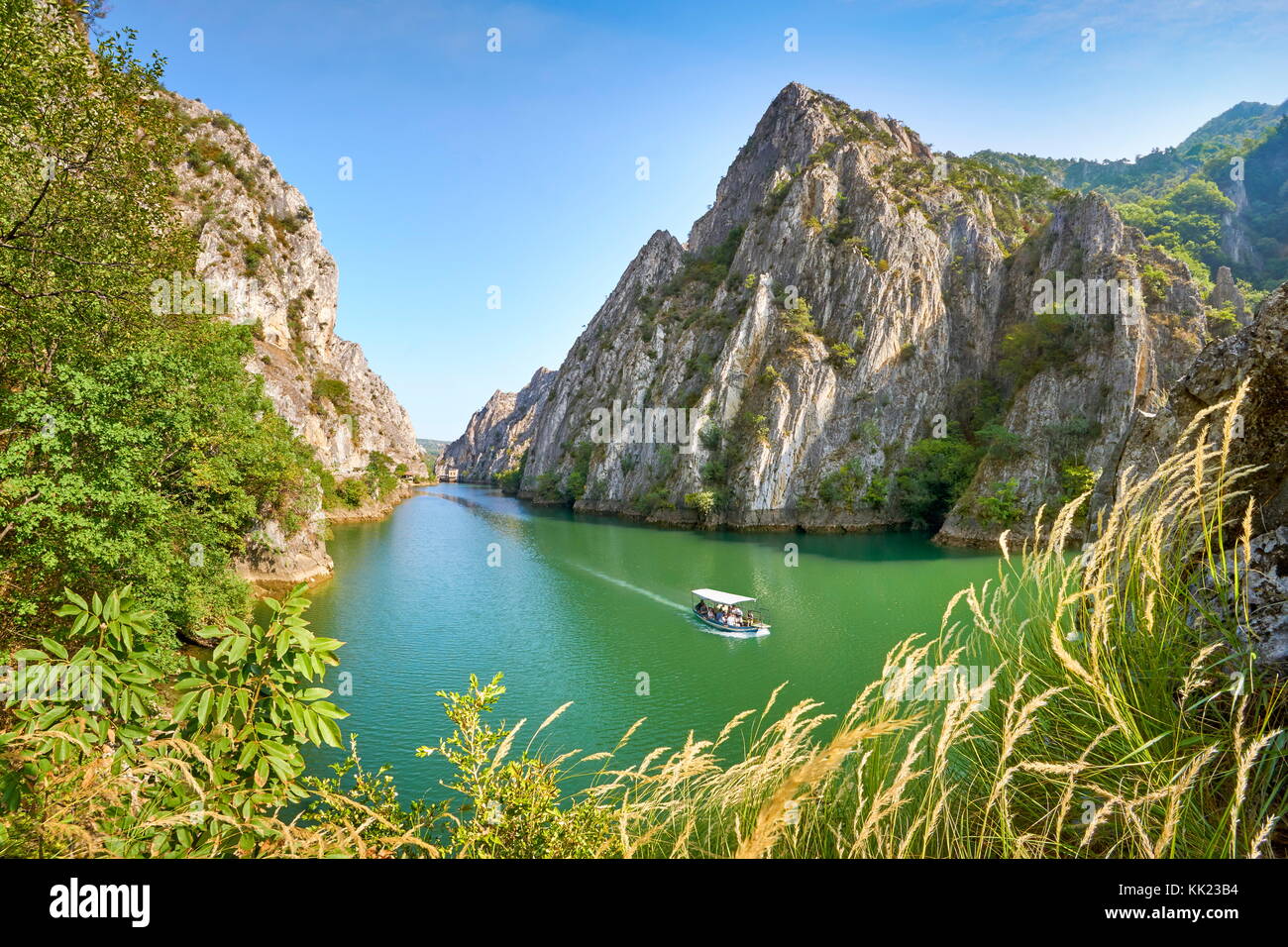 Touristische Bootsfahrt auf dem See, Matka Canyon, Mazedonien Stockfoto