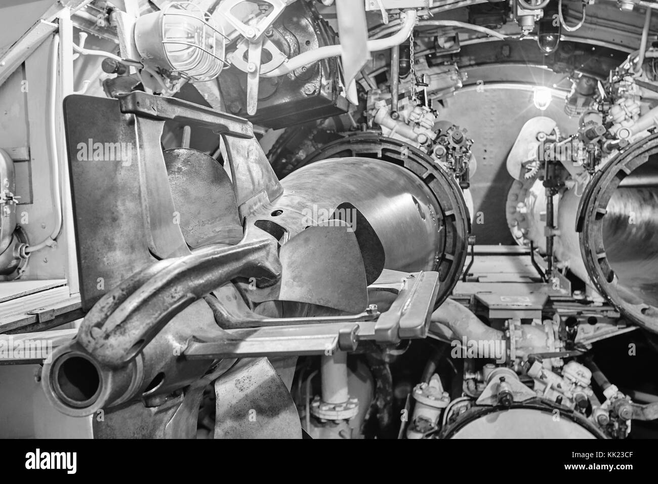 Marine Armee Waffe. u-boot Interieur. torpedorohre. Militärische Schiff. Horizontale Stockfoto