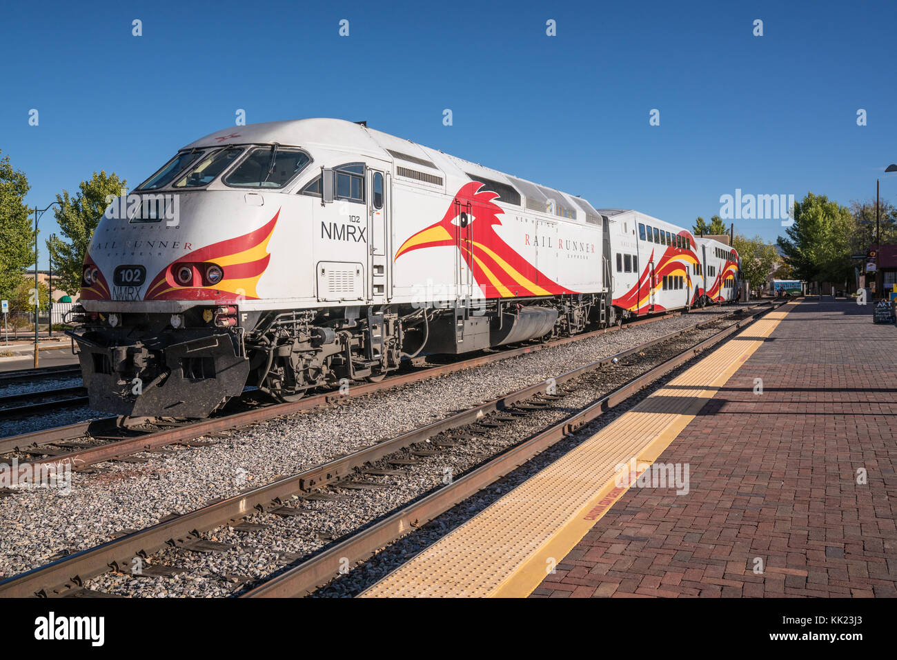 SANTA FE, NM - 13. OKTOBER: New Mexico Rail Runner Lokomotive am Bahnhof Santa Fe am 13. Oktober 2017 Stockfoto