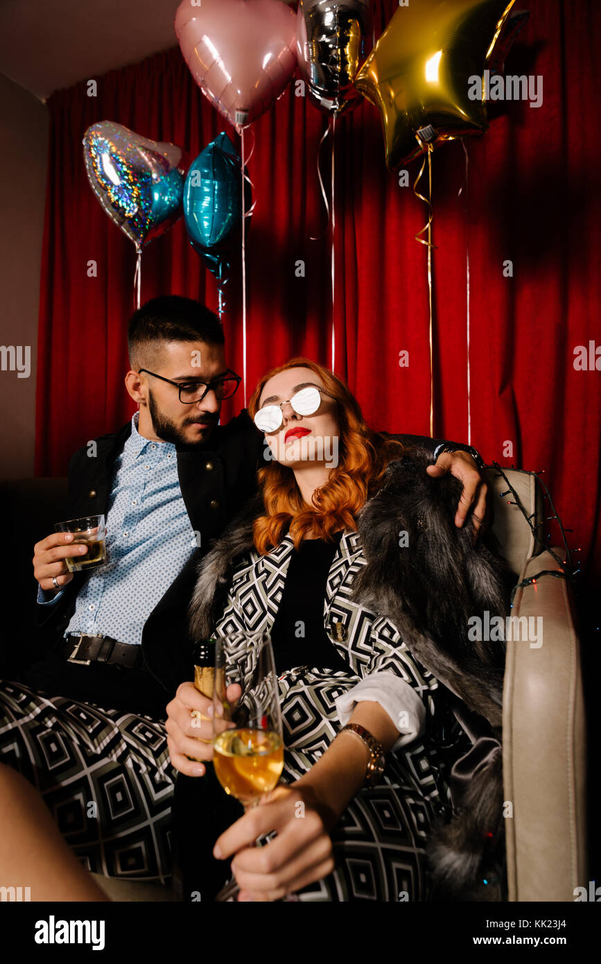 Mann verführt eine wunderschöne Frau auf der Party eines neues Jahr Stockfoto