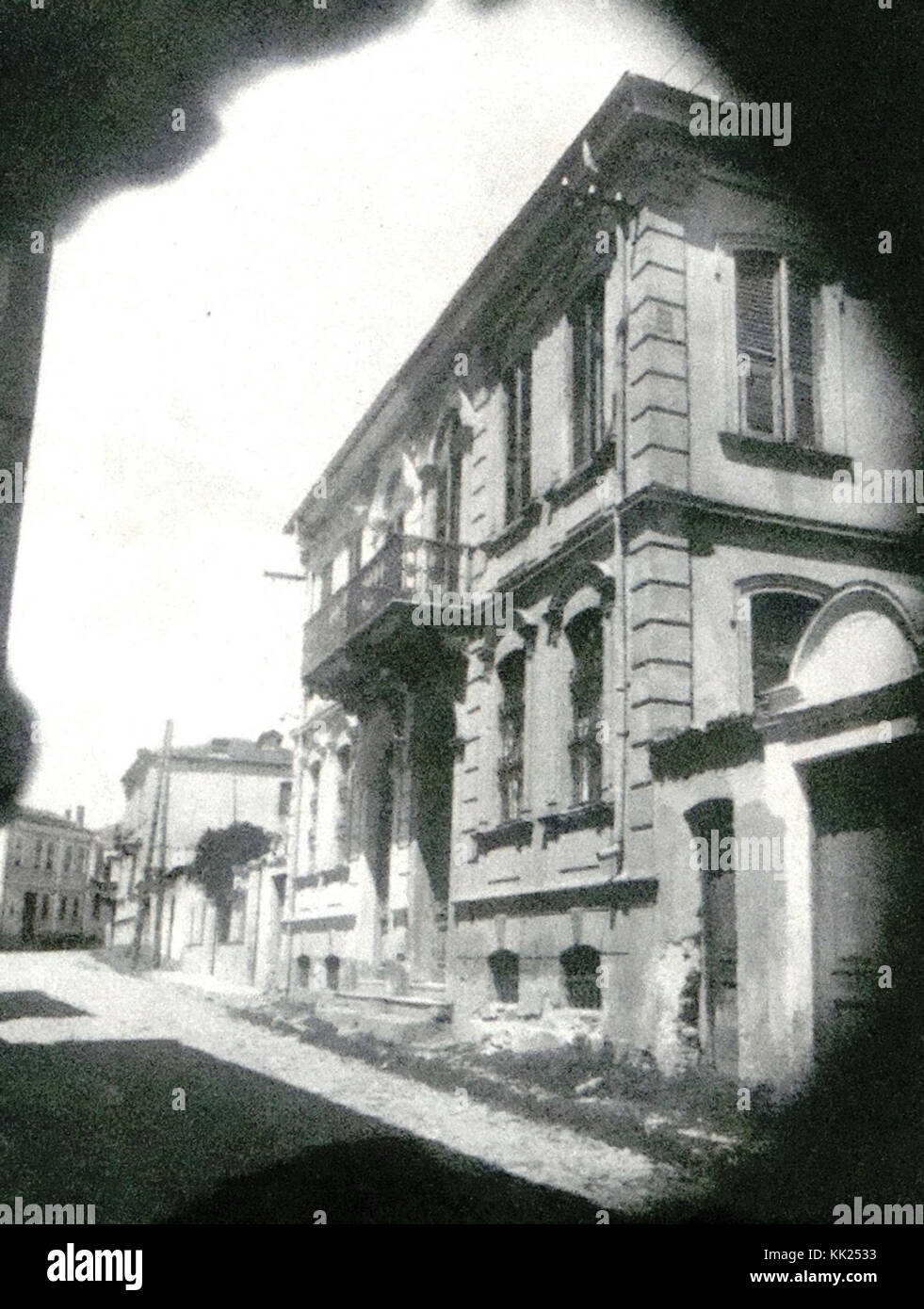 Ein Foto des Albanski Klubs in Bitola, einer Stadt in Mazedonien, zeigt das kulturelle Zentrum und die architektonischen Merkmale des Gebäudes. Stockfoto