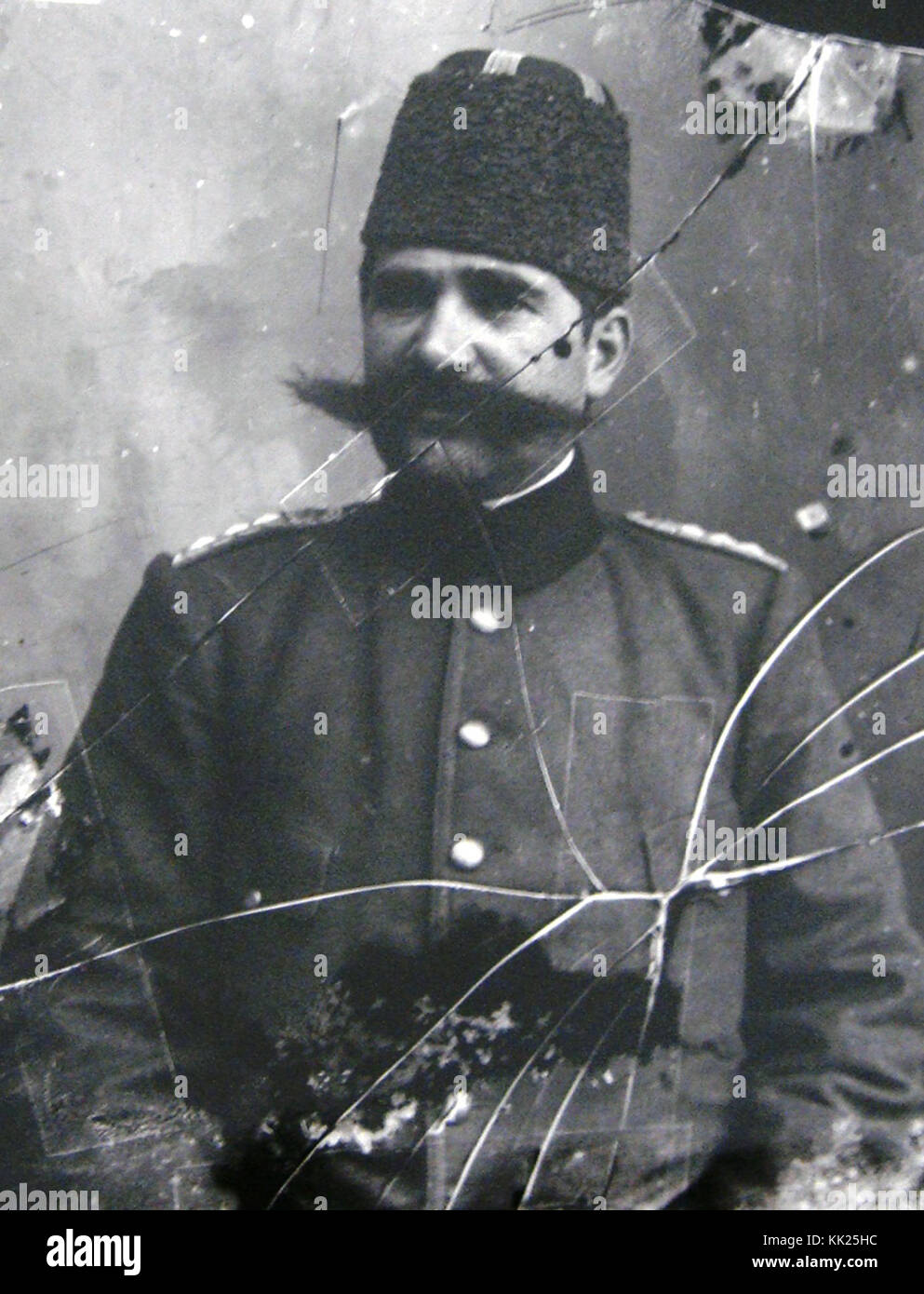 Das Porträt von Niyazi Bey aus dem Jahr 1907 ist eine Fotografie aus dem frühen 20. Jahrhundert, die das kulturelle und politische Klima dieser Zeit widerspiegelt. Niyazi Bey war eine prominente Persönlichkeit im Osmanischen Reich, bekannt für seine Beteiligung an revolutionären Bewegungen und politischen Aktivitäten. Stockfoto