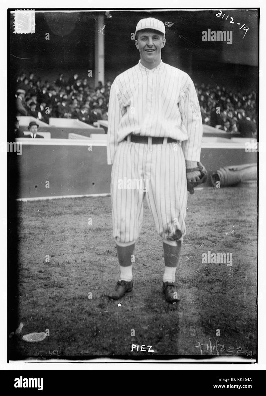 Dieses Foto zeigt Sandy Piez, einen Baseballspieler aus New York, der mit der National League (NL) in Verbindung steht. Das Bild fängt Piez wahrscheinlich während eines Spiels oder einer Veranstaltung ein und zeigt seine Beteiligung am professionellen Baseball. Stockfoto