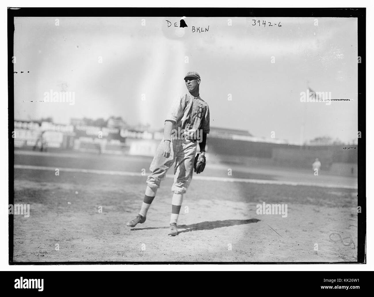 Dieses Foto zeigt einen Moment aus einem Baseballspiel bei Wheezer Dell in Brooklyn, New York, und dokumentiert die historische Bedeutung des amerikanischen Baseballs Anfang des 20. Jahrhunderts. Stockfoto