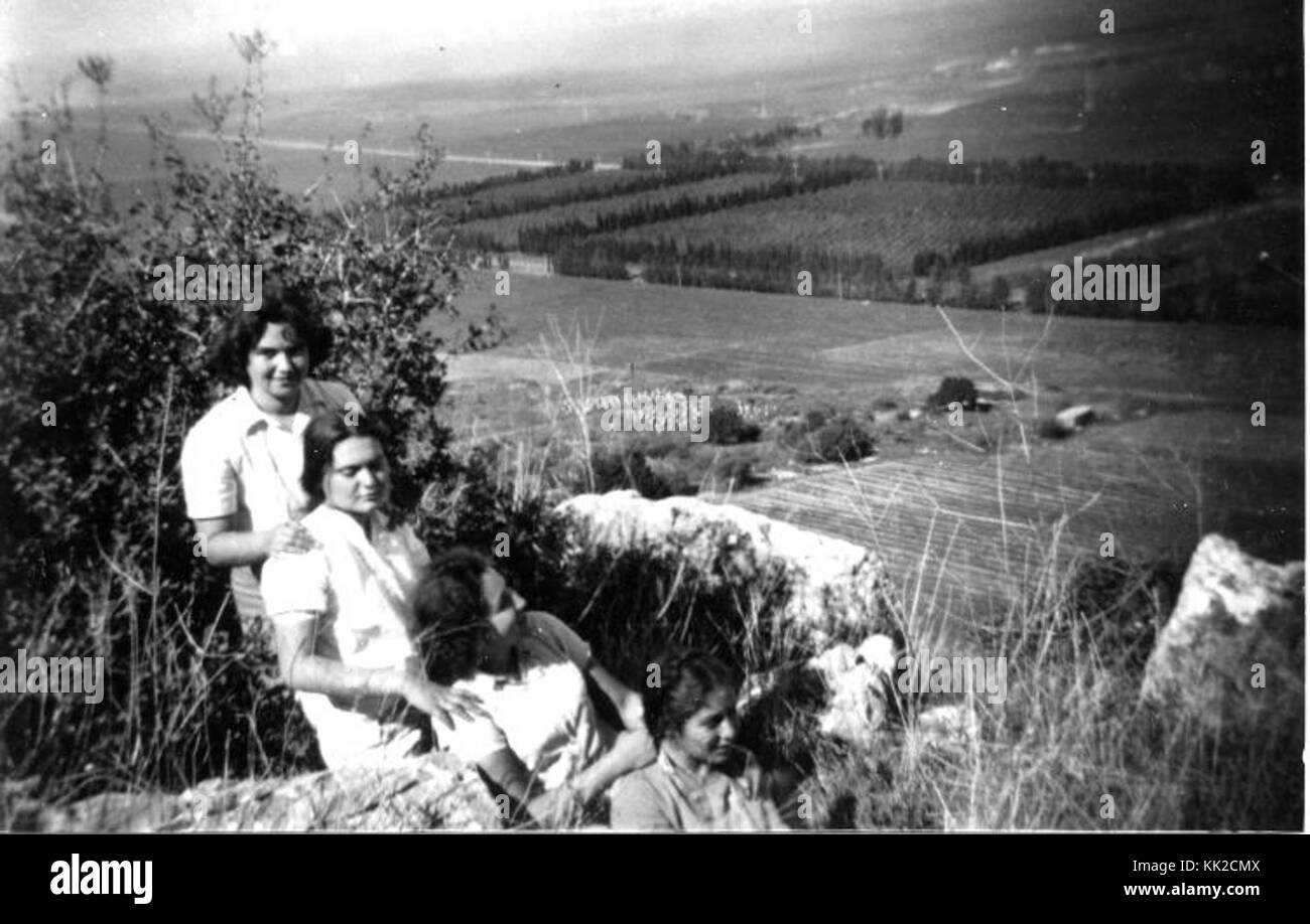 Yagur ist ein Kibbuz im Norden Israels, der 1922 gegründet wurde. Das Bild aus dem Jahr 1946 zeigt wahrscheinlich das Leben während des britischen Mandats und der Anfangstage des Staates Israel und zeigt das landwirtschaftliche Leben und die Entwicklung der Gemeinde. Stockfoto