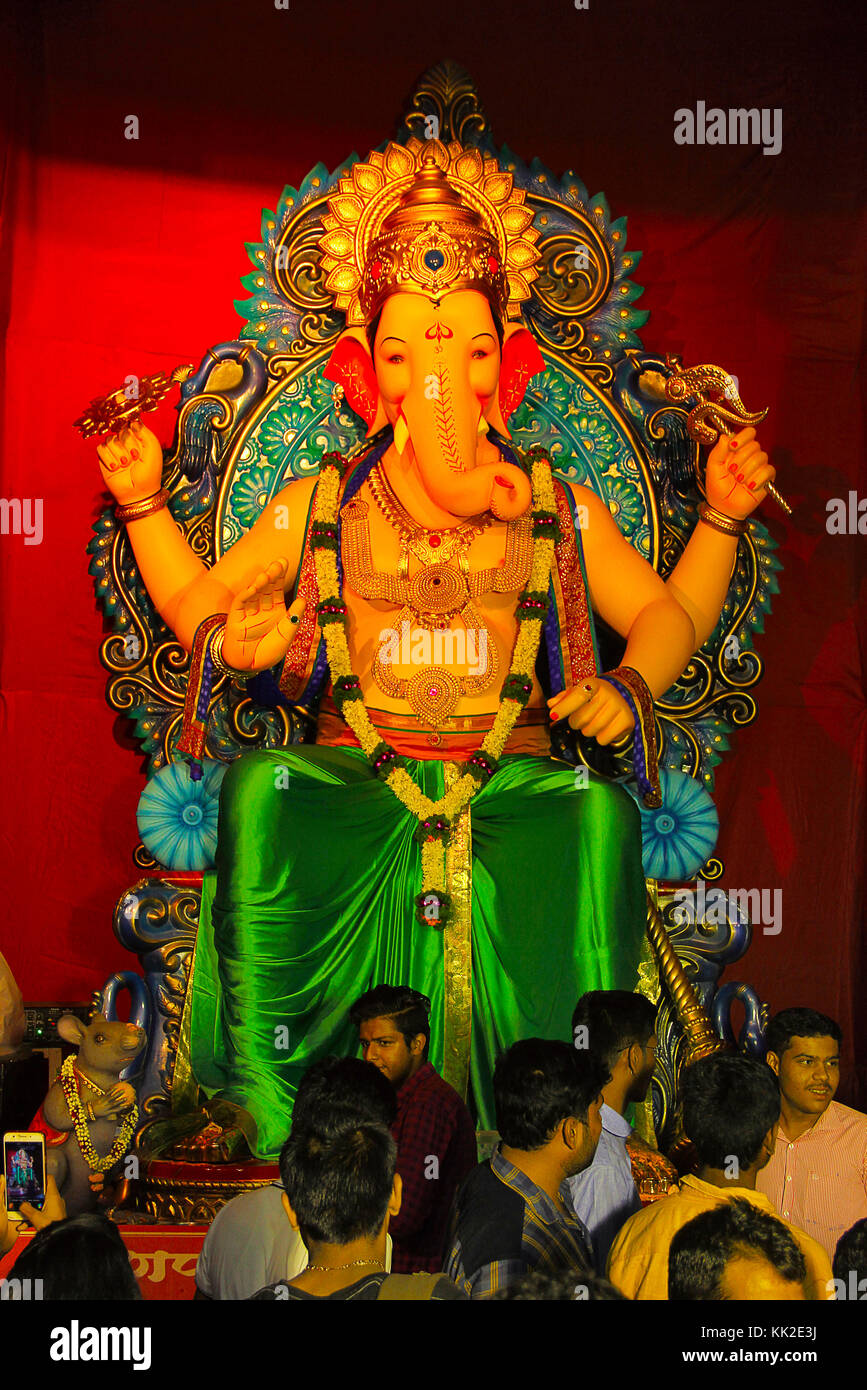 Ganapati-Idol mit Anhänger während des Ganapati-Festivals in Pune Stockfoto