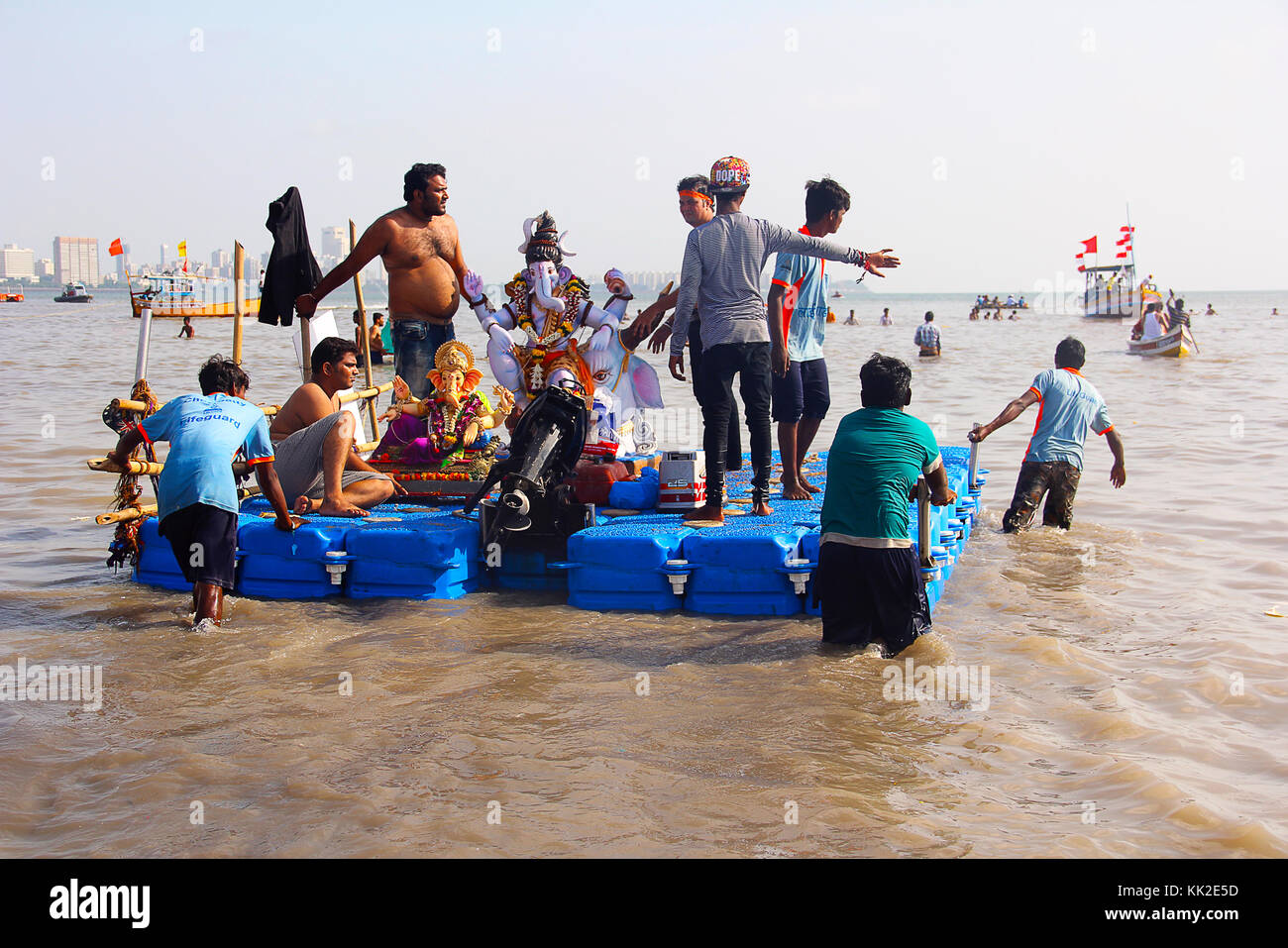 Ganapti-Idole hielten auf schwimmendem Floß für die Immersion Girgaon Chowpatty, Mumbai Stockfoto