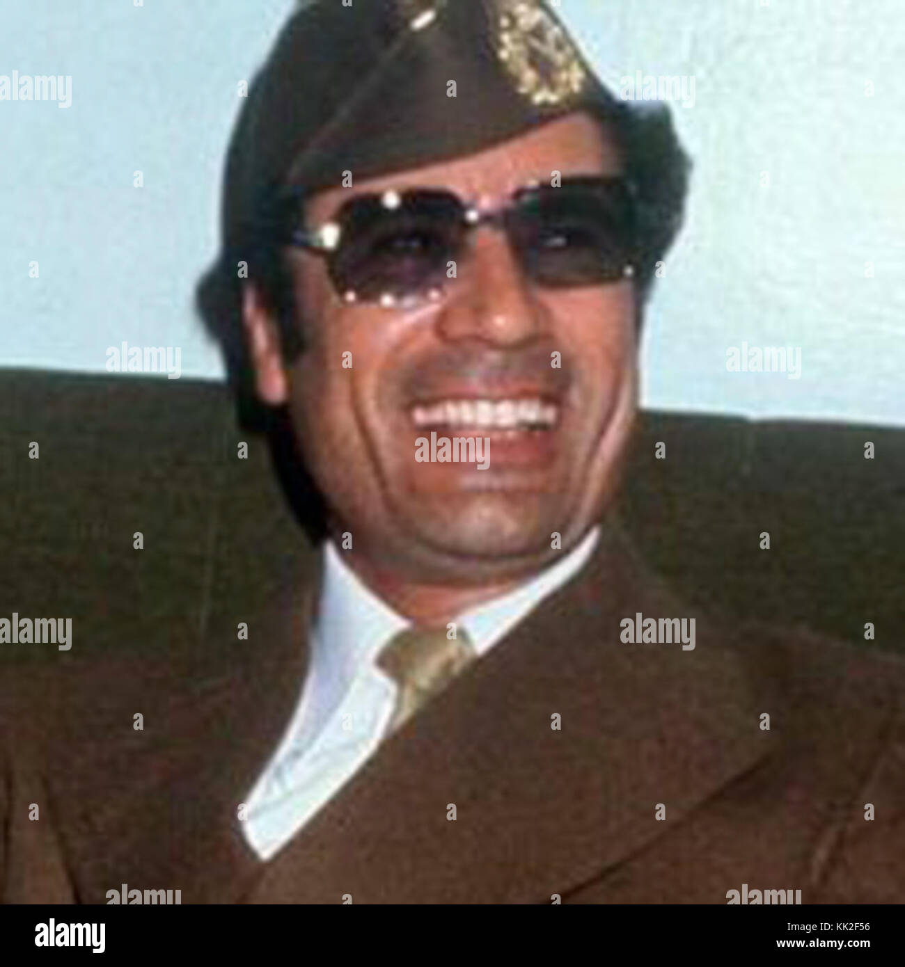 Dieses Bild vom 27. November 1977 zeigt den libyschen Führer Muammar Gaddafi während eines öffentlichen Auftritts. Gaddafi, bekannt für seine Führung in Libyen und seine umstrittene politische Rolle, ist nach wie vor eine bedeutende Figur in der Geschichte des Nahen Ostens und Afrikas. Stockfoto