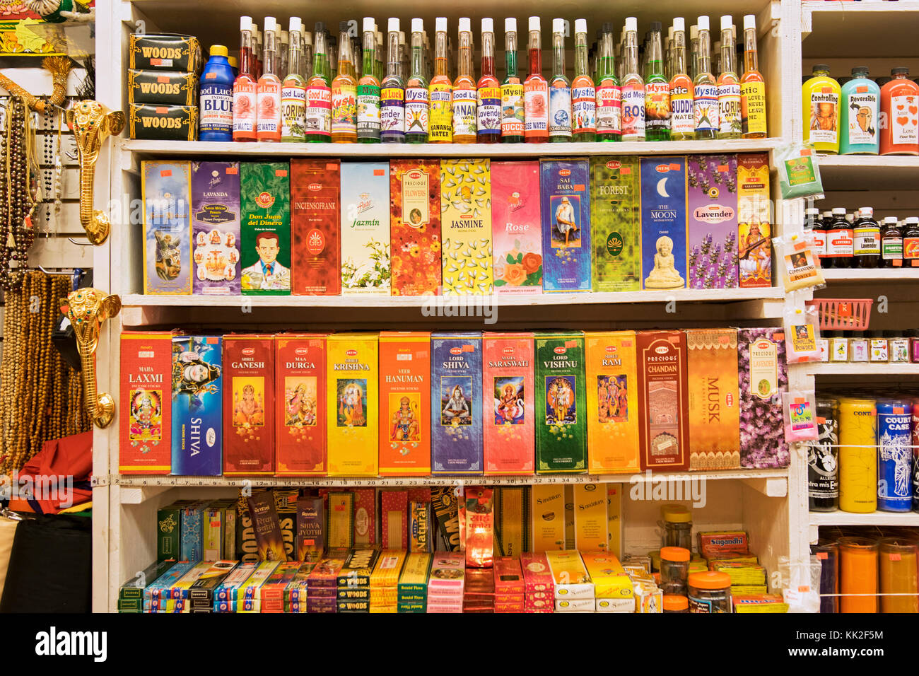 Weihrauch und aromatisierte Wässer oder Verkauf Shakti Saree & Spiritueller auf Liberty Avenue in Richmond Hill, Queens, New York Stockfoto