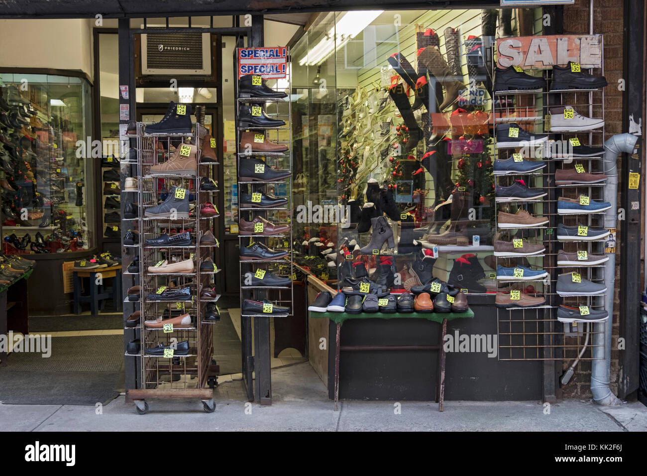 Das Äußere von Alco Schuhe auf Liberty Avenue in Richmond Hill, Queens, New York, mit preiswerten Schuhe zum Verkauf. Stockfoto