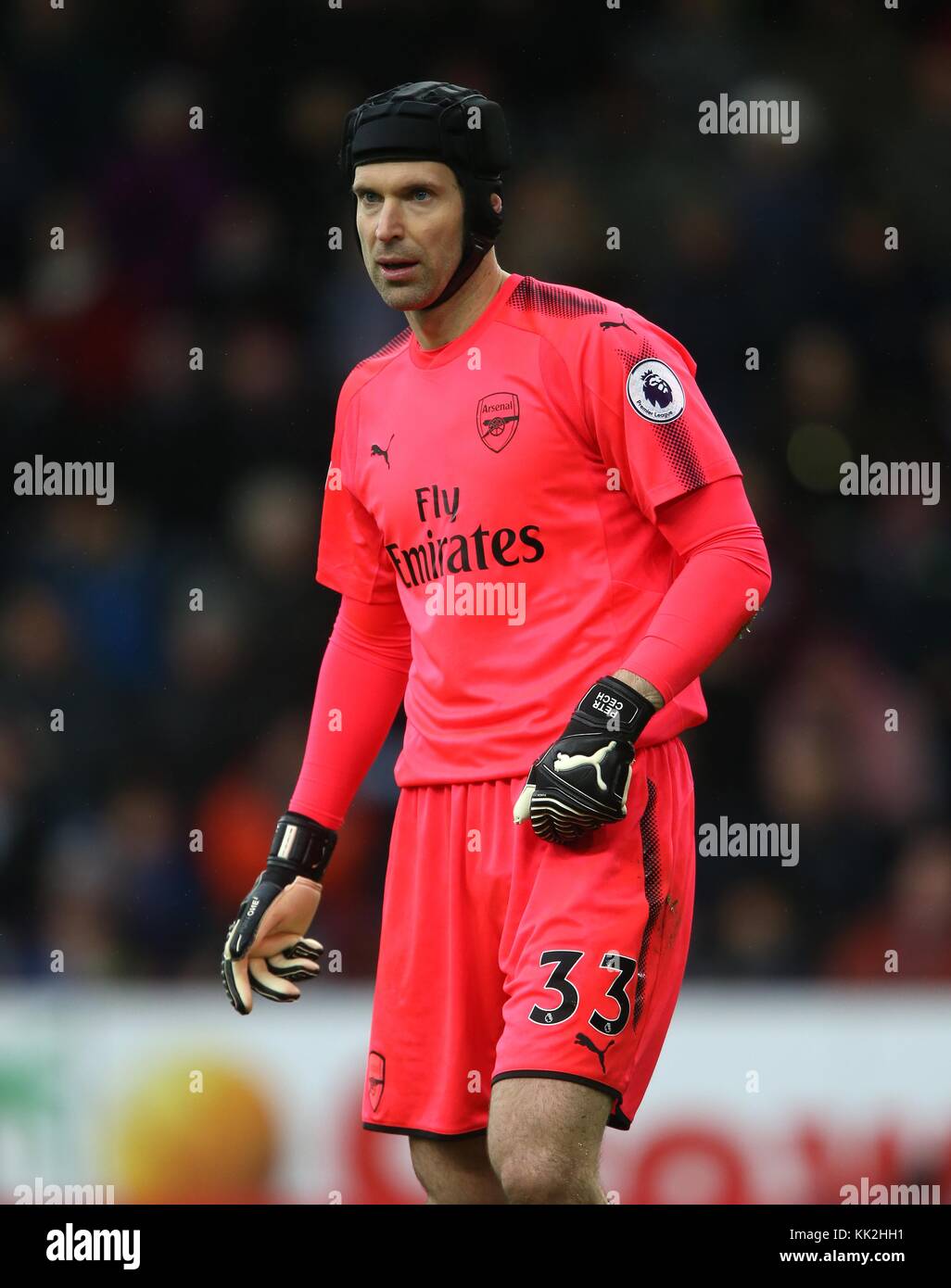 PETR CECH ARSENAL FC BURNLEY V ARSENAL PREMIER LEAGUE RASENMOOR, BURNLEY, ENGLAND 26. NOVEMBER 2017 GBB5743 AUSSCHLIESSLICH REDAKTIONELL VERWENDET. Wenn Der In Diesem Bild Dargestellte Spieler/Spieler Für Einen Englischen Club Oder Die Nationalmannschaft Englands Spielt/Spielen. Dann Darf Dieses Bild Nur Für Redaktionelle Zwecke Verwendet Werden. Keine Kommerzielle Nutzung. Auch DIE Folgenden Nutzungen Sind Eingeschränkt, SELBST WENN SIE IN EINEM REDAKTIONELLEN KONTEXT stehen: Verwendung in Übereinstimmung mit oder in Teilen nicht autorisierten Audio-, Video-, Daten-, Regellisten-, Club-/Liga-Logos, Wetten, Spielen oder anderen "Live"-Diensten. Auch Die Verwendung In Der Öffentlichkeit Ist Eingeschränkt Stockfoto