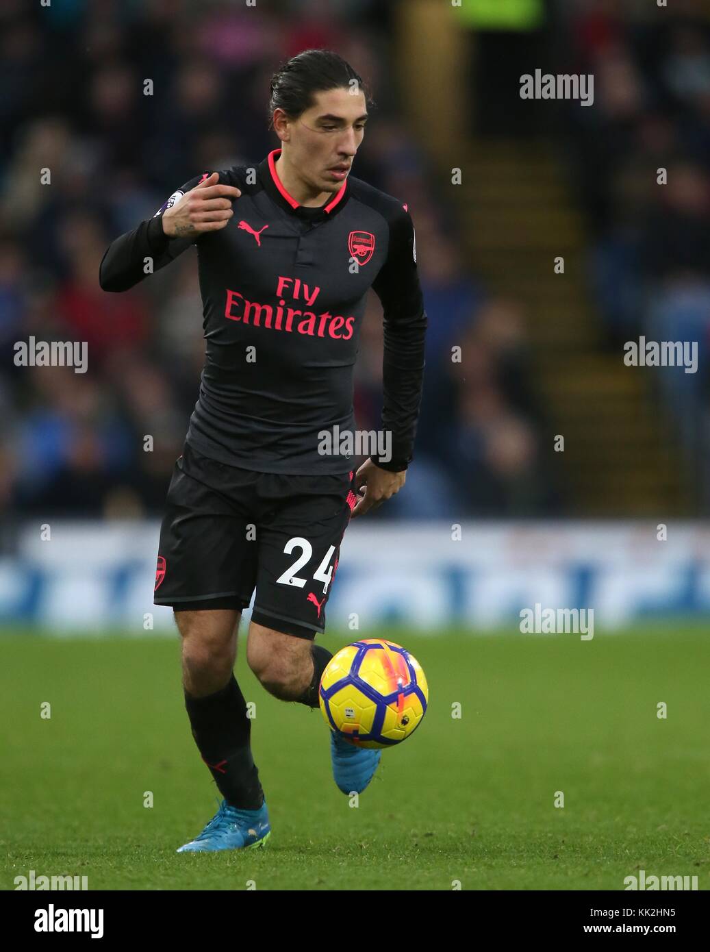 HECTOR BELLERIN ARSENAL FC BURNLEY V ARSENAL PREMIER LEAGUE TURF MOOR, BURNLEY, ENGLAND 26. NOVEMBER 2017 GBB5803 AUSSCHLIESSLICH REDAKTIONELL VERWENDET. Wenn Der In Diesem Bild Dargestellte Spieler/Spieler Für Einen Englischen Club Oder Die Nationalmannschaft Englands Spielt/Spielen. Dann Darf Dieses Bild Nur Für Redaktionelle Zwecke Verwendet Werden. Keine Kommerzielle Nutzung. Auch DIE Folgenden Nutzungen Sind Eingeschränkt, SELBST WENN SIE IN EINEM REDAKTIONELLEN KONTEXT stehen: Verwendung in Übereinstimmung mit oder in Teilen nicht autorisierten Audio-, Video-, Daten-, Regellisten-, Club-/Liga-Logos, Wetten, Spielen oder anderen "Live"-Diensten. Ebenfalls Eingeschränkt Sind Die Verwendungsstellen In Stockfoto