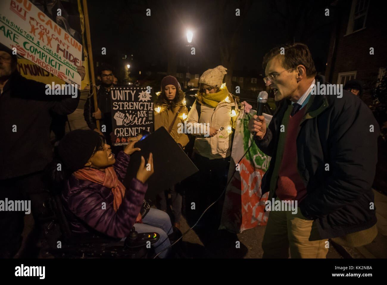 November 2017 – London, Großbritannien. November 2017. Ein Stadtrat spricht mit Aktivisten und Unterstützern der Revolutionären Kommunistischen Gruppe, die auf den Straßen von North Kensington protestieren. Sie gingen zu den Adressen mehrerer Gemeinderäte, um zu fragen, warum die Bewohner von Grenfell nicht mehr in fünfeinhalb Monaten nach dem Brand untergebracht wurden, warum keine Strafanzeige gegen die Gemeinderäte erhoben wurde, die für den unzulänglichen Brandschutz und die gefährlichen Materialien und Änderungen verantwortlich waren, die Grenfell zu einer Katastrophe machten, und was die Pläne des gemeinderates für Wohngebäude sind Stockfoto