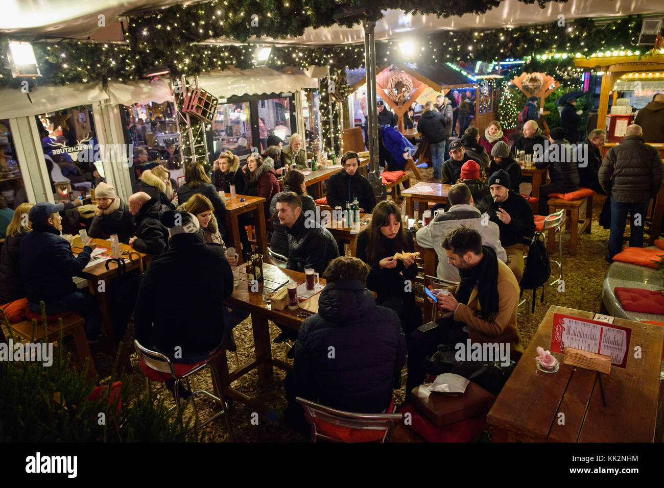 Berlin, Deutschland. 27 Nov, 2017. Besucher sitzen und zusammen mit 