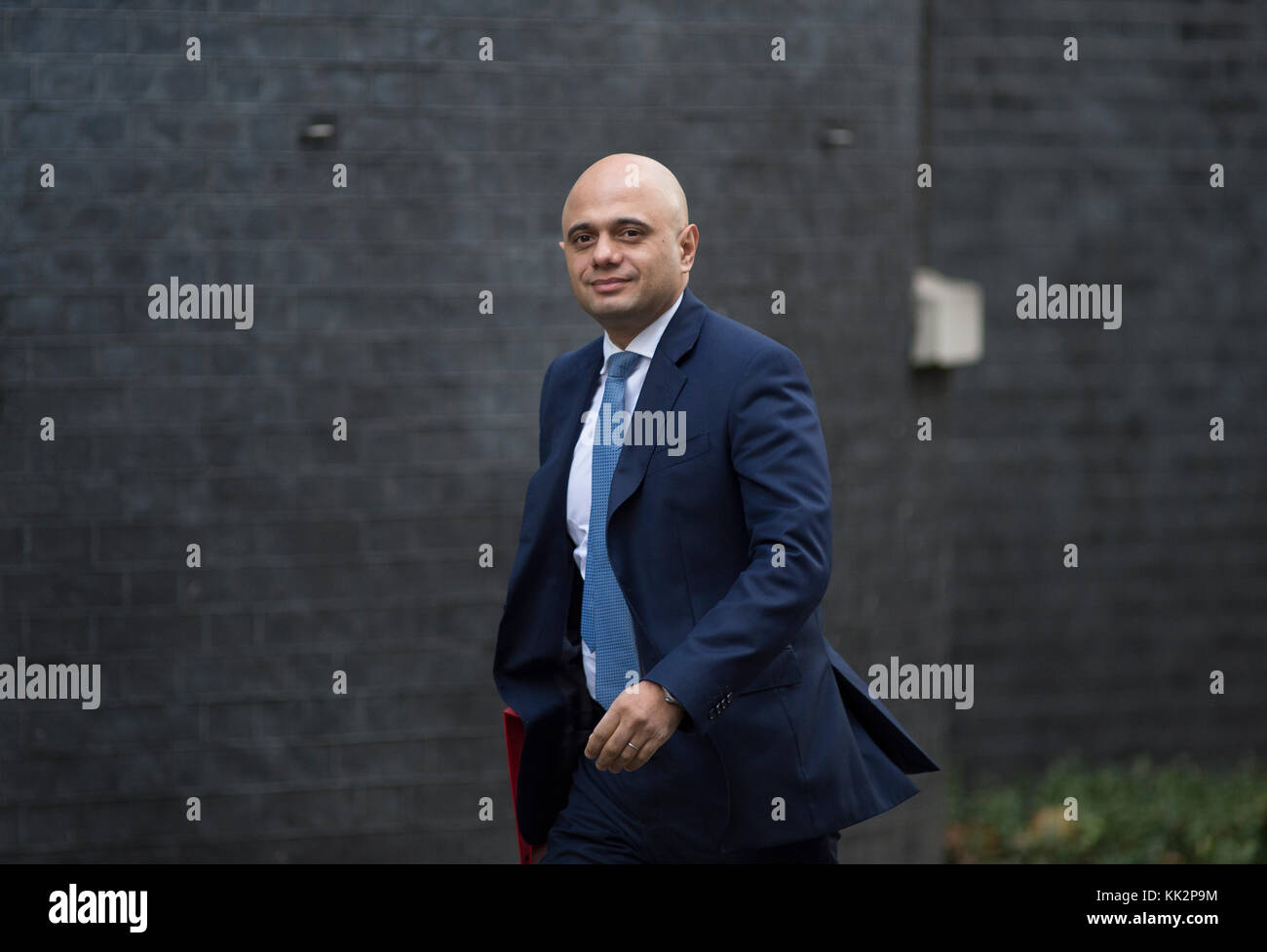 Downing Street, London, UK. 28. November 2017. Minister der Regierung Sajid Javid, Minister für kommunale Angelegenheiten und örtliche Selbstverwaltung, kommt in der Downing Street für die wöchentliche Kabinettssitzung. Credit: Malcolm Park/Alamy Leben Nachrichten. Stockfoto