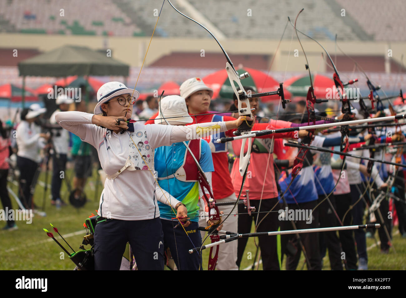 Dhaka, Bangladesch. 28. November 2017. Südkorea gewann das erste Bogenschießen Goldmedaille des 20. asiatischen Bogenschießen Meisterschaft schlagen Indien von 157-153 Punkten in der zusammengesetzten gemischten Team Event Finale am Dienstag am Bangabandhu National Stadium, Dhaka, Bangladesch. Insgesamt 33 Länder konkurrieren um die 10 Goldmedaillen in den Meisterschaften. Der 20 asiatischen Bogenschießen Meisterschaft 2017, beginnt, Dhaka, Bangladesch am Samstag (25. November) zum ersten Mal in Bangladesch unter der Schirmherrschaft von Bangladesch Bogenschießen Föderation (BAF) und World Archery Asien (WAA). Azim Khan Ronnie/Alamy leben Nachrichten Stockfoto