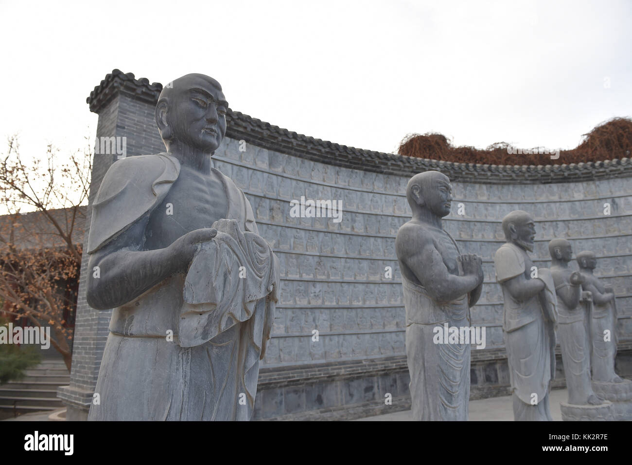 Jinzhou, jinzhou, China. 25 Nov, 2017. jinzhou, China - 25. November 2017: (redaktionelle Verwendung. China) die farbigen Ton Buddha Statue komplex Der fengguo Tempel ist der weltweit älteste und größte Buddha Statue komplex. fengguo Tempel ist ein buddhistischer Tempel in yixian, Liaoning Provinz, China. Der Tempel wurde gegründet in 1020 während der liao Dynastie (915-1125), und wuchs ziemlich groß während der folgenden Jahrhunderte. Heute sind nur noch zwei Hallen, zwei Tore und eine dekorative Arch überleben. Die wichtigste erhaltene Gebäude ist das mahavira Halle, eine sehr große Halle, die Termine von 102 Stockfoto