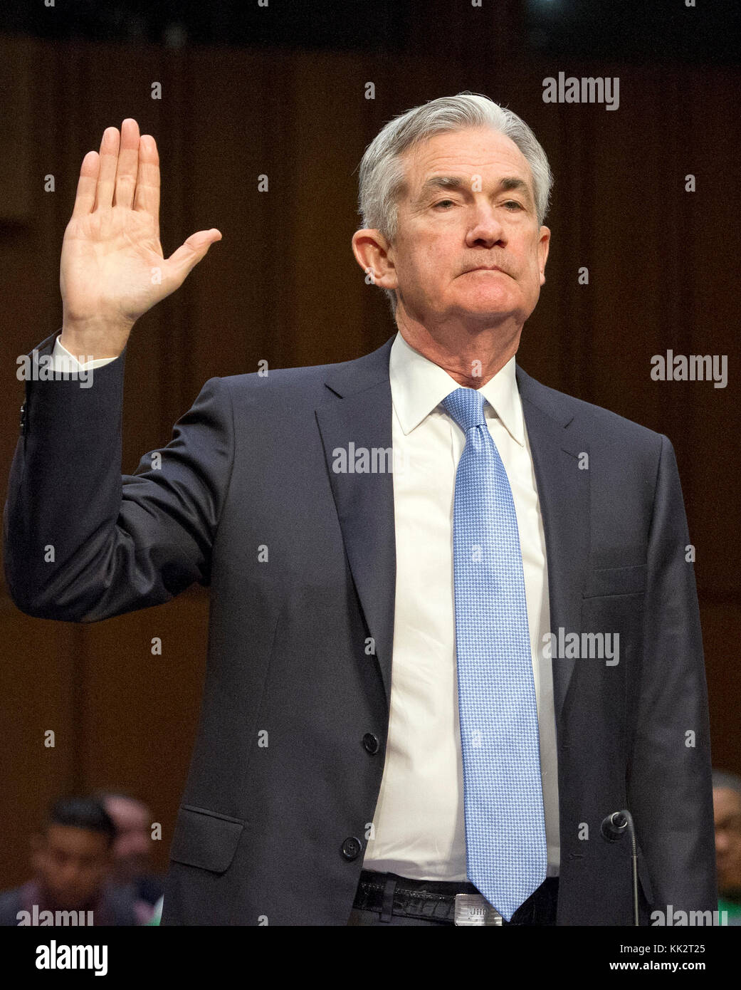 Jerome H. Powell ist dafür vereidigt, vor dem Ausschuss für Bankwesen, Wohnungswesen und städtische Angelegenheiten des US-Senats über seine Nominierung zum Vorsitzenden des Gouverneursrates des Federal Reserve System auf dem Kapitol Hill in Washington, DC am Dienstag, 28. November 2017, zu Aussagen. Kredit: Ron Sachs/CNP /MediaPunch Stockfoto