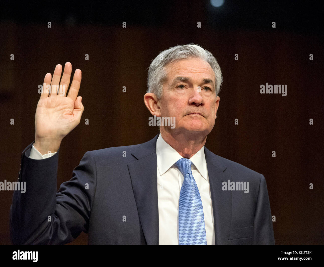 Jerome H. Powell ist dafür vereidigt, vor dem Ausschuss für Bankwesen, Wohnungswesen und städtische Angelegenheiten des US-Senats über seine Nominierung zum Vorsitzenden des Gouverneursrates des Federal Reserve System auf dem Kapitol Hill in Washington, DC am Dienstag, 28. November 2017, zu Aussagen. Kredit: Ron Sachs/CNP /MediaPunch Stockfoto