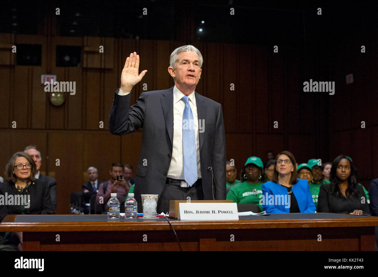 Jerome H. Powell ist dafür vereidigt, vor dem Ausschuss für Bankwesen, Wohnungswesen und städtische Angelegenheiten des US-Senats über seine Nominierung zum Vorsitzenden des Gouverneursrates des Federal Reserve System auf dem Kapitol Hill in Washington, DC am Dienstag, 28. November 2017, zu Aussagen. Kredit: Ron Sachs/CNP /MediaPunch Stockfoto