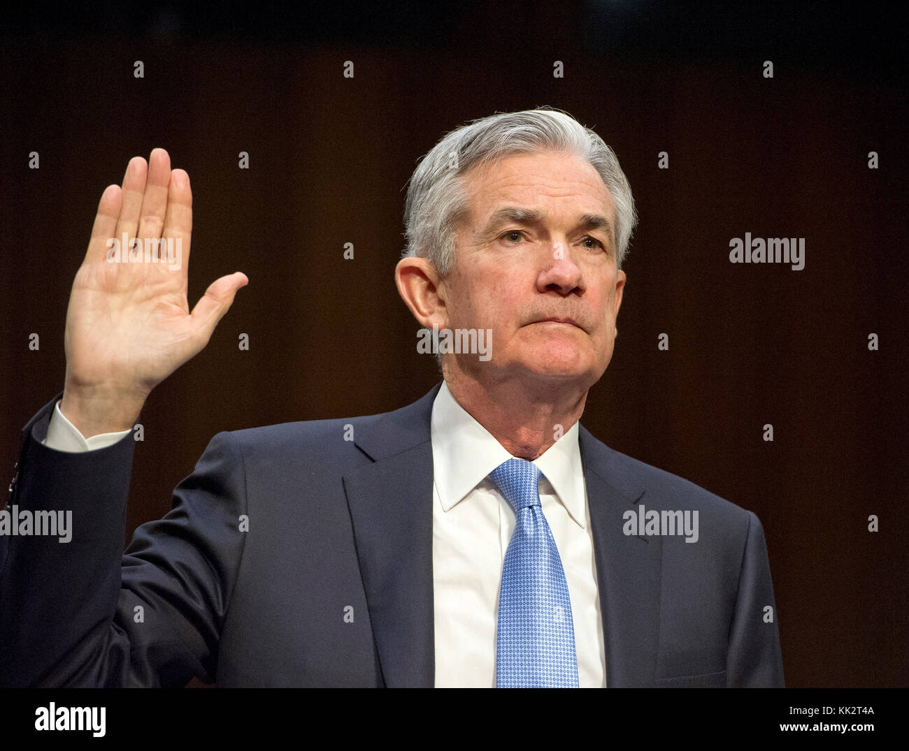 Jerome H. Powell ist dafür vereidigt, vor dem Ausschuss für Bankwesen, Wohnungswesen und städtische Angelegenheiten des US-Senats über seine Nominierung zum Vorsitzenden des Gouverneursrates des Federal Reserve System auf dem Kapitol Hill in Washington, DC am Dienstag, 28. November 2017, zu Aussagen. Kredit: Ron Sachs/CNP /MediaPunch Stockfoto