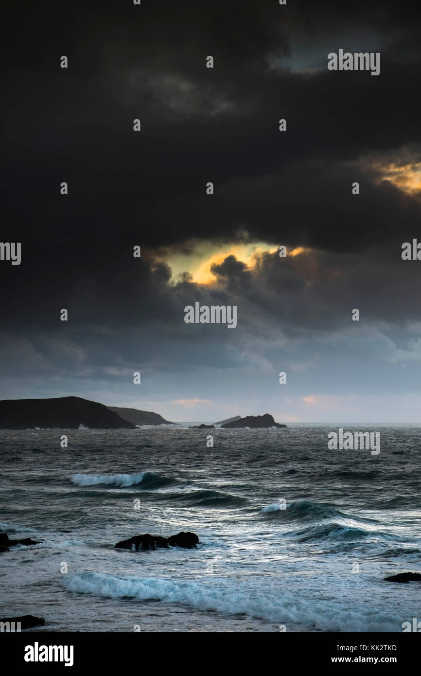 Newquay, Großbritannien. 28 Nov, 2017. Osten Pentire Headland, Newquay, Cornwall. 28. November 2017. UK Wetter. Als die Sonne untergeht ominösen Schwere Regenwolken Ansatz Osten Pentire Landspitze an der Küste von North Cornwall Fotograf Credit: Gordon Scammell/Alamy leben Nachrichten Stockfoto