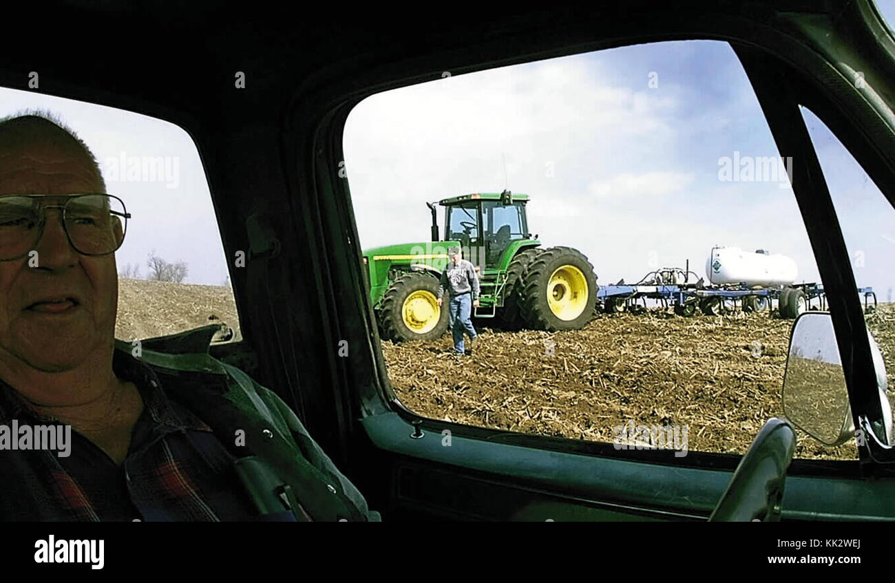 Bettendorf, Iowa, USA. November 2017. Der pensionierte Landwirt Henry Claussen wartet in seinem Truck auf Ron Wilson, um zum Mittagessen zu kommen Dienstag, den 14. März 2000, gibt Wilson Stickstoff auf einem Maisfeld auf seiner 200 Hektar großen Farm nördlich von Bettendorf, Iowa, aus. Quelle: Jeff Cook/Quad-City Times/ZUMA Wire/Alamy Live News Stockfoto