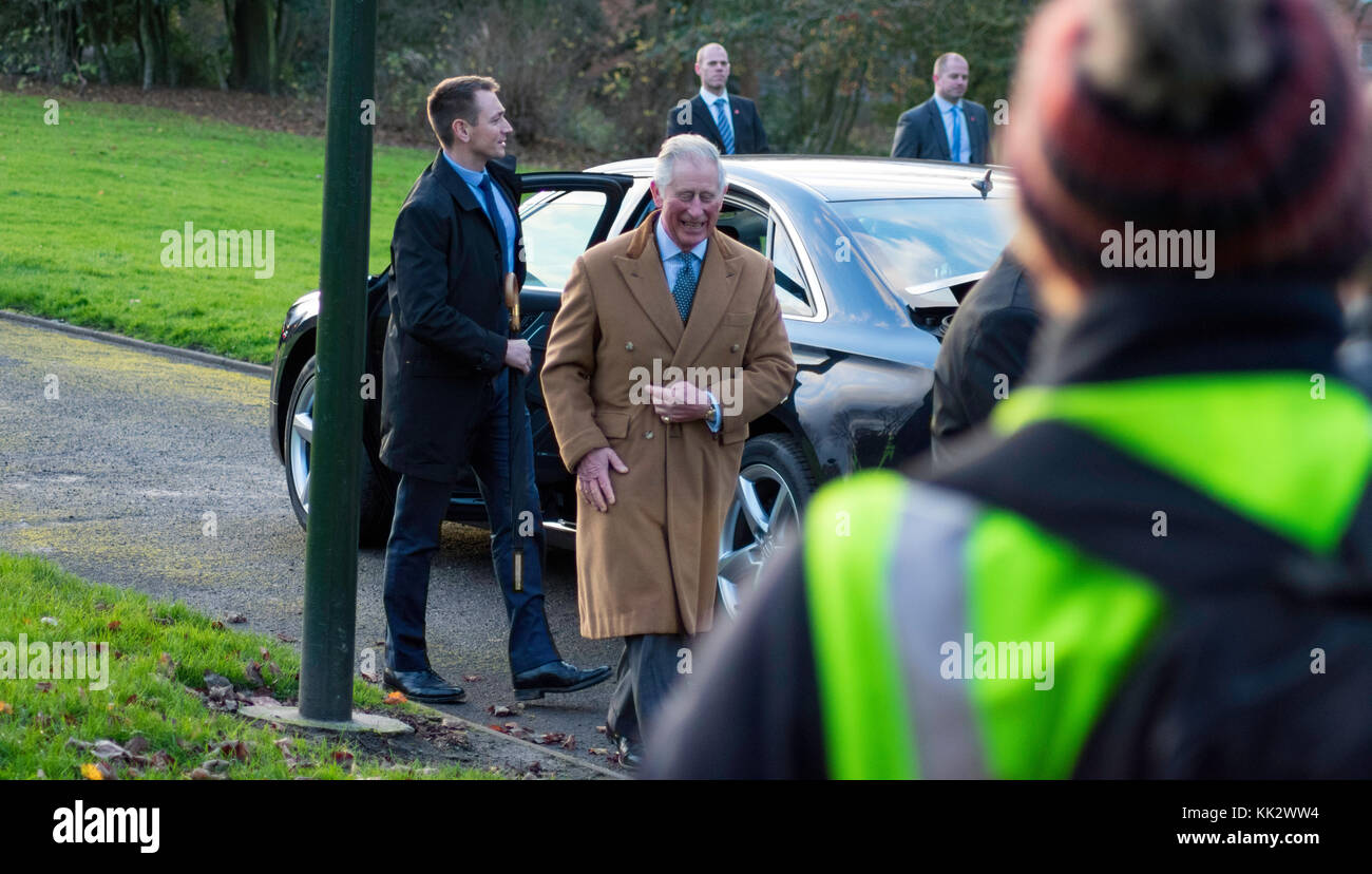 Stoke-on-Trent, Großbritannien. 28 Nov, 2017. Prinz Charles und die Herzogin von Cornwall links Stoke-on-Trent nach einem Tag der Royal Engagements über der königliche Hubschrauber, das war am Hanley Park, Stoke-on-Trent. Das königliche Paar begrüßt Anhänger durch den Park, sowie die Mitarbeiter, bevor Sie sich an Bord der königliche Hubschrauber. Stockfoto