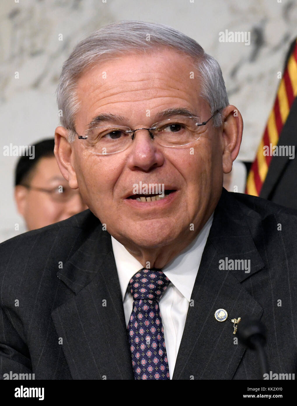 US-Senator Robert Menendez (Demokrat von New Jersey) im US-Senatsausschuss für Bankwesen, Wohnungswesen, Und Urban Affairs Anhörung zur Nominierung von Jerome H. Powell zum Vorsitzenden des Gouverneursrates des Federal Reserve System auf dem Kapitol Hill in Washington, DC am Dienstag, 28. November 2017. Kredit: Ron Sachs/CNP /MediaPunch Stockfoto