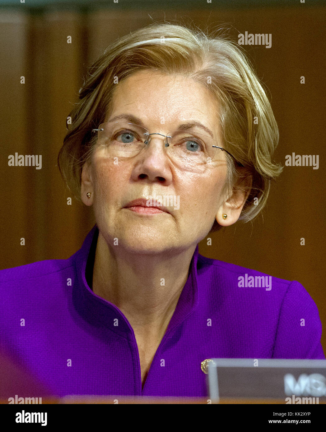 US-Senatorin Elizabeth Warren (Demokrat von Massachusetts) im US-Senatsausschuss für Bankwesen, Wohnungswesen, Und Urban Affairs Anhörung zur Nominierung von Jerome H. Powell zum Vorsitzenden des Gouverneursrates des Federal Reserve System auf dem Kapitol Hill in Washington, DC am Dienstag, 28. November 2017. Kredit: Ron Sachs/CNP /MediaPunch Stockfoto