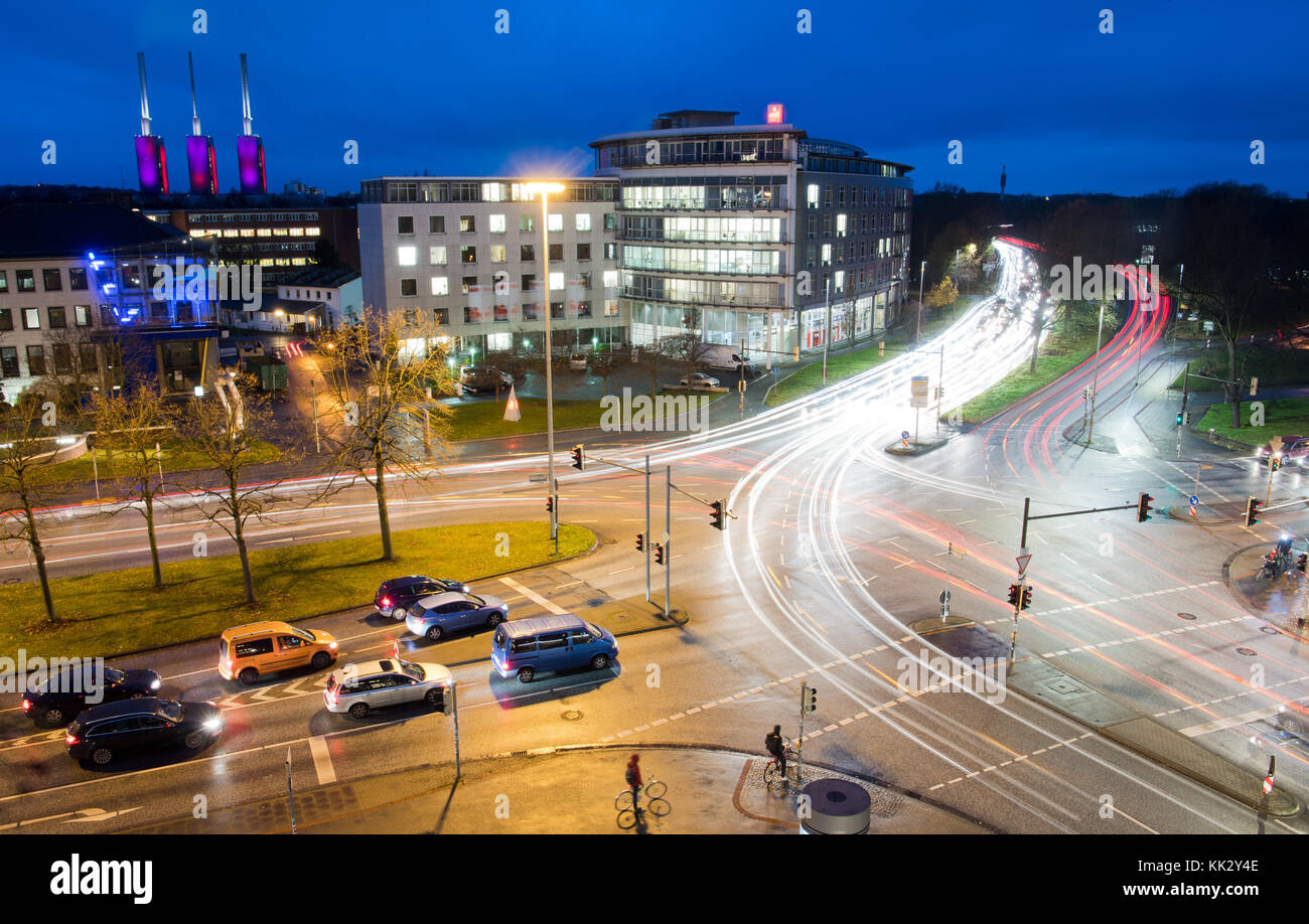 ACHTUNG: SPERRFRIST FÜR VERÖFFENTLICHUNG BIS 29. NOVEMBER 11:00 UHR (GMT)! - Autos fahren über die Kreuzung Bremer Damm/Königsworther Platz saure in Hannover, Deutschland, 27. November 2017 (Langzeitbelichtung von 30 Sekunden). Der Allgemeine Deutsche Automobilclub (ADAC) untersuchte die Zufriedenheit der Stadtbewohner mit dem jeweiligen Mobilitätsangebot – Autofahrer, Teilnehmer öffentlicher Verkehrsmittel und Fußgänger. Die Umfrage „Mobil in der Stadt“ wird am 29. November 2017 in Berlin vorgestellt. (ACHTUNG REDAKTION: EMBARGOED BIS 29. NOVEMBER 2017 · 11:00 Uhr) Foto: Julian Stratenschulte/dpa Stockfoto