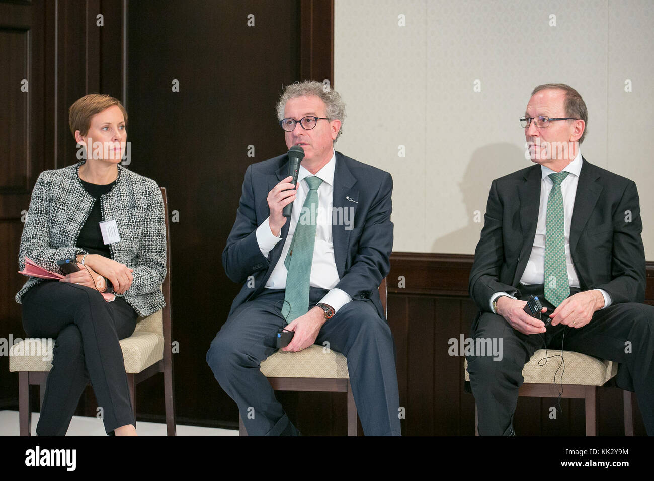 (L-R) Anouk Agnes Stellvertretender Generaldirektor des Verbandes der luxemburgischen Fondsindustrie (ALFI), S.E. Herr Pierre Gramegna, Finanzminister des Großherzogtums Luxemburg, und Robert Scharfe Chief Executive Officer der Luxemburger Börse, sprechen während eines Luxemburger Finanzseminars am 29. November 2017 in Tokio, Japan. Prinzessin Alexandra kam mit seiner Königlichen Hoheit, dem Großherzog Henri von Luxemburg, nach Japan, um die Beziehungen zwischen den beiden Nationen zu stärken. Quelle: Rodrigo Reyes Marin/AFLO/Alamy Live News Stockfoto