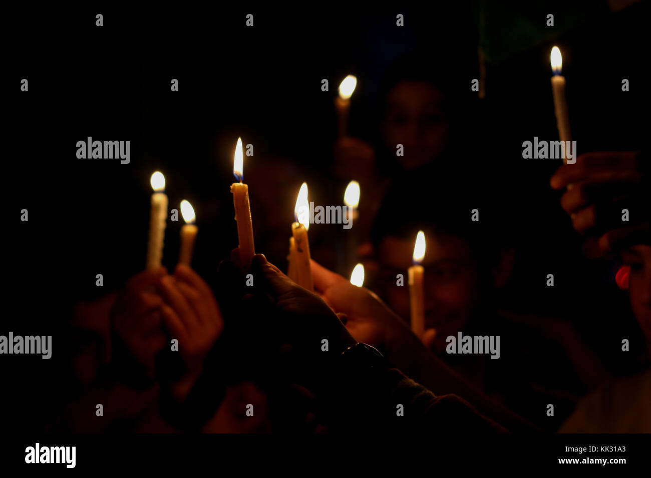April 14, 2017 - Palästinenser im Gazastreifen Kämpfe als Ergebnis der kontinuierlichen Stromausfälle und die vier Stunden Strom am Tag Israel den Gazastreifen bietet. das Leben gewöhnlicher Palästinenser stark durch die schweren Kraftstoff und Strom Krise, die auf die bereits belagerten Gazastreifen im vergangenen Jahrzehnt betroffen sind betroffen sind. Ein Teil aus verhindern, die Ausstattung der Krankenhäuser vollständig zu Funktion, die Elektrizität Mangel auch die Entsalzungsanlagen beeinflusst und damit die Verfügbarkeit von sauberem Wasser versorgt im Gazastreifen (Bild: © Ahmad hasaballah/imageslive über Zuma wi Stockfoto