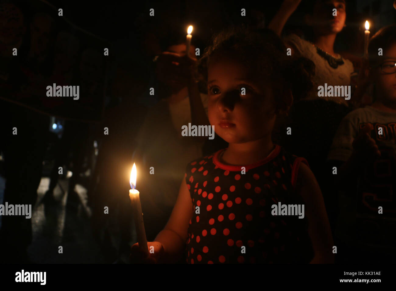 Juli 14, 2017 - Palästinenser im Gazastreifen Kämpfe als Ergebnis der kontinuierlichen Stromausfälle und die vier Stunden Strom am Tag Israel den Gazastreifen bietet. das Leben gewöhnlicher Palästinenser stark durch die schweren Kraftstoff und Strom Krise, die auf die bereits belagerten Gazastreifen im vergangenen Jahrzehnt betroffen sind betroffen sind. Ein Teil aus verhindern, die Ausstattung der Krankenhäuser vollständig zu Funktion, die Elektrizität Mangel wirkt sich auch auf die Entsalzungsanlagen und damit die Verfügbarkeit von sauberem Wasser versorgt im Gazastreifen (Bild: © Ahmad hasaballah/imageslive über Zuma wir Stockfoto