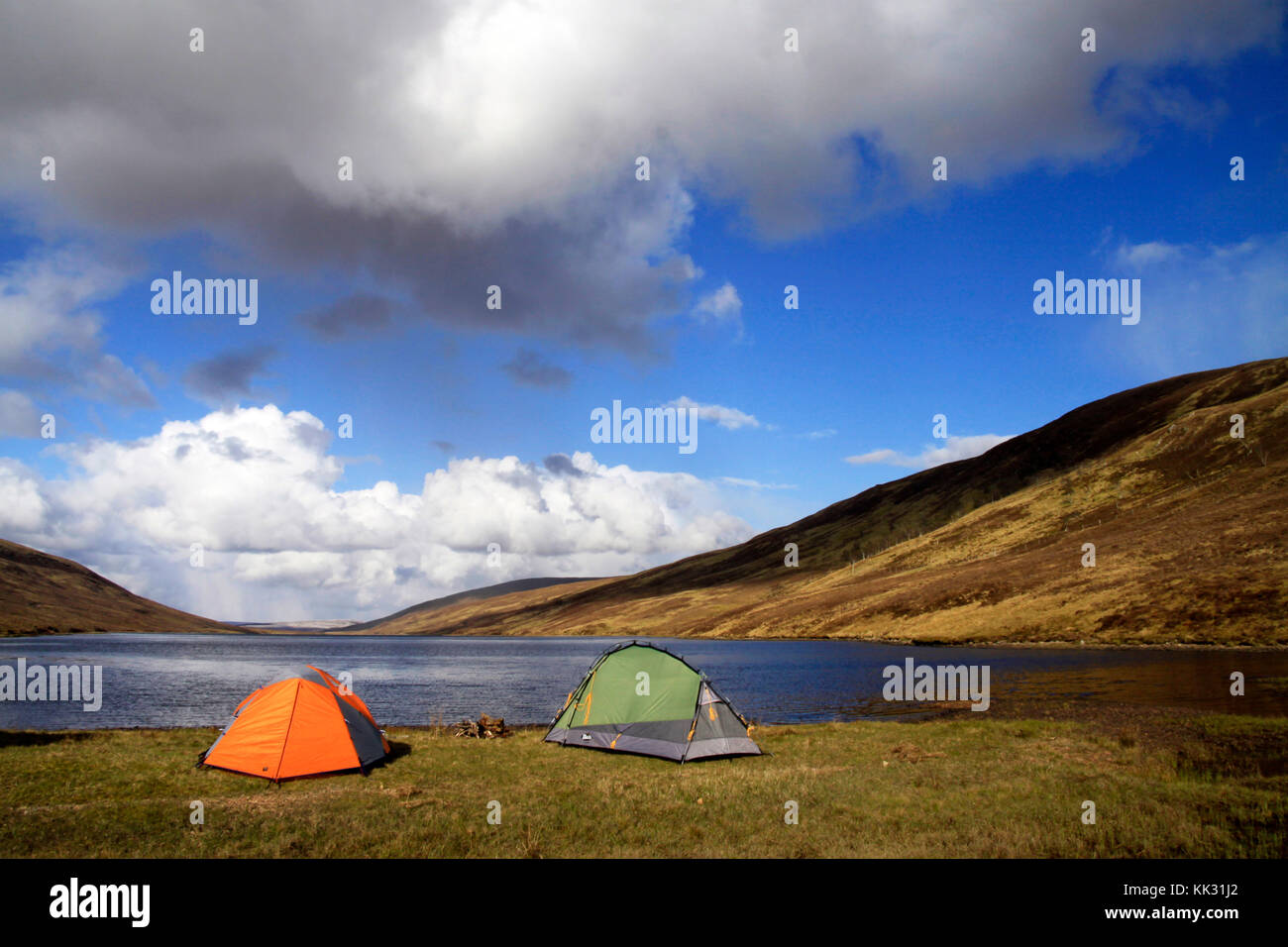 Zelte standen neben einem abgelegenen Loch in den Highlands von Schottland. Stockfoto