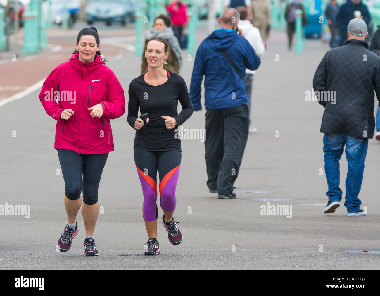Paar Frauen joggen in Großbritannien. Stockfoto