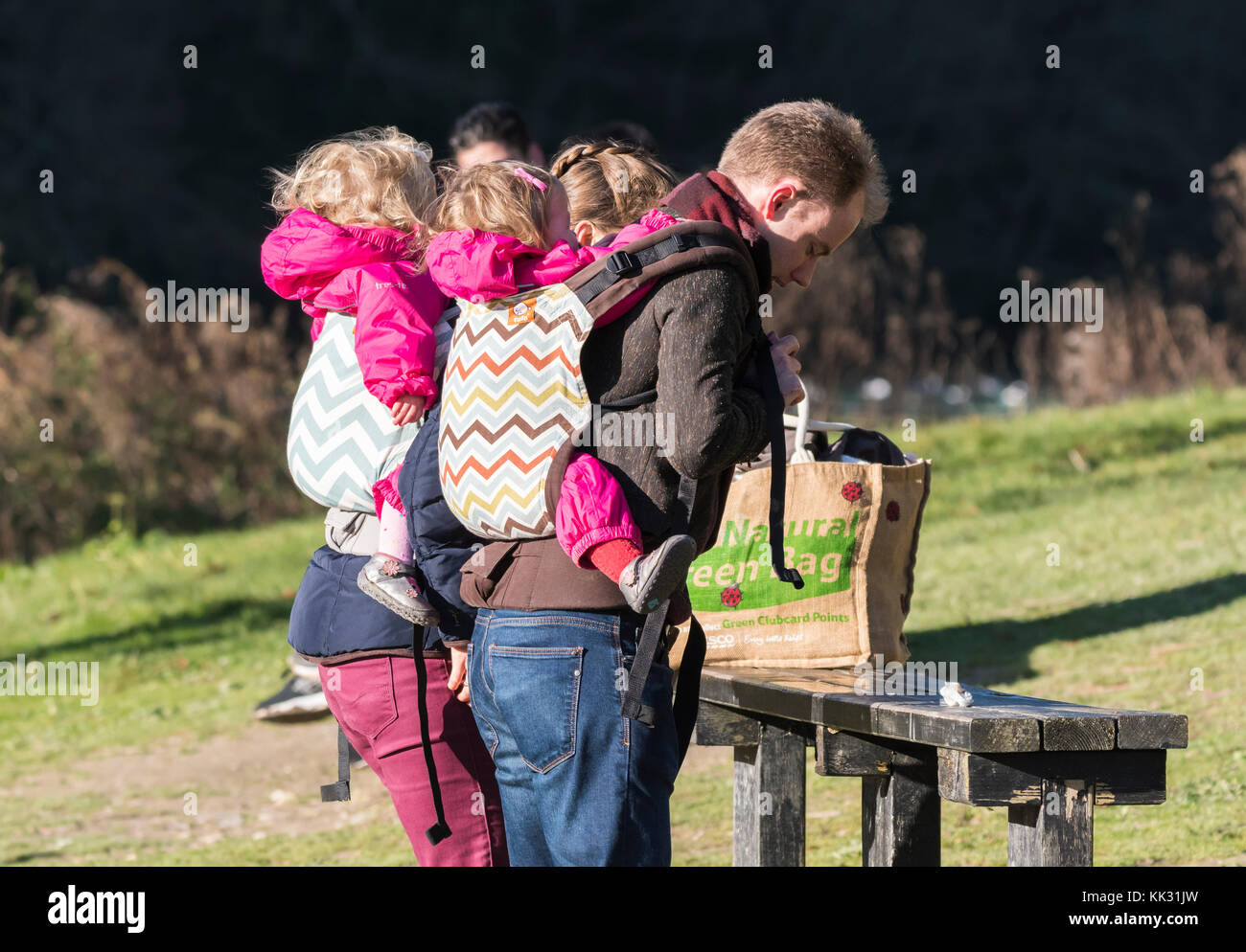 Ein Paar mit Baby zurück Träger tragen Babys auf dem Rücken. Stockfoto